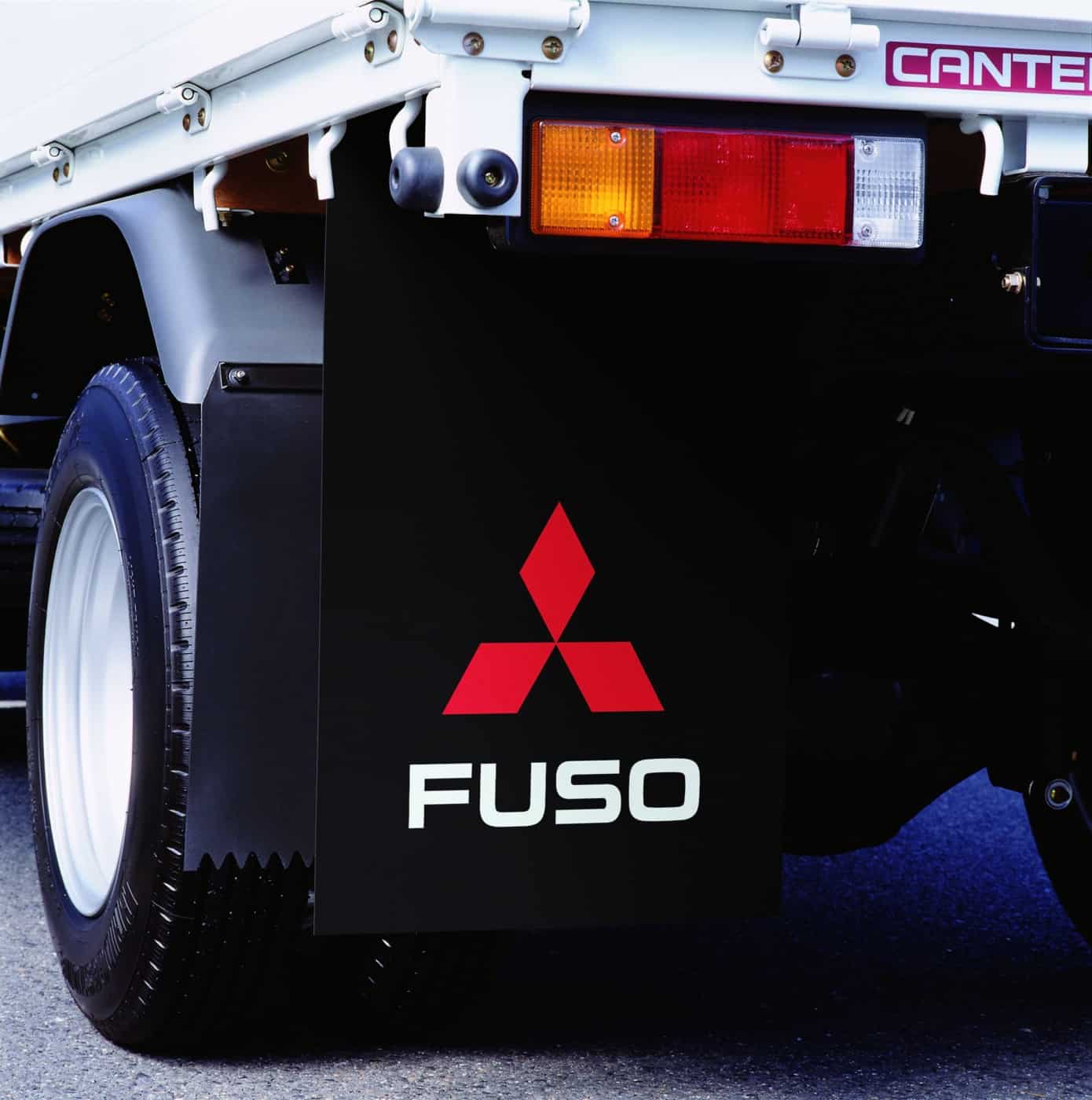 FUSO smudsafviser beskytter køretøj, passager, andre køretøjer og fodgængere mod slam og smuds, der hvirvles op af hjulene.