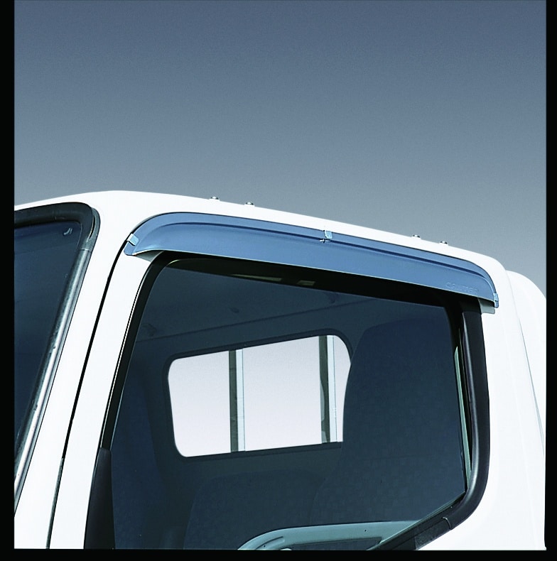 FUSO vindafviser tillader trækfri kørsel også med åbent vindue.
