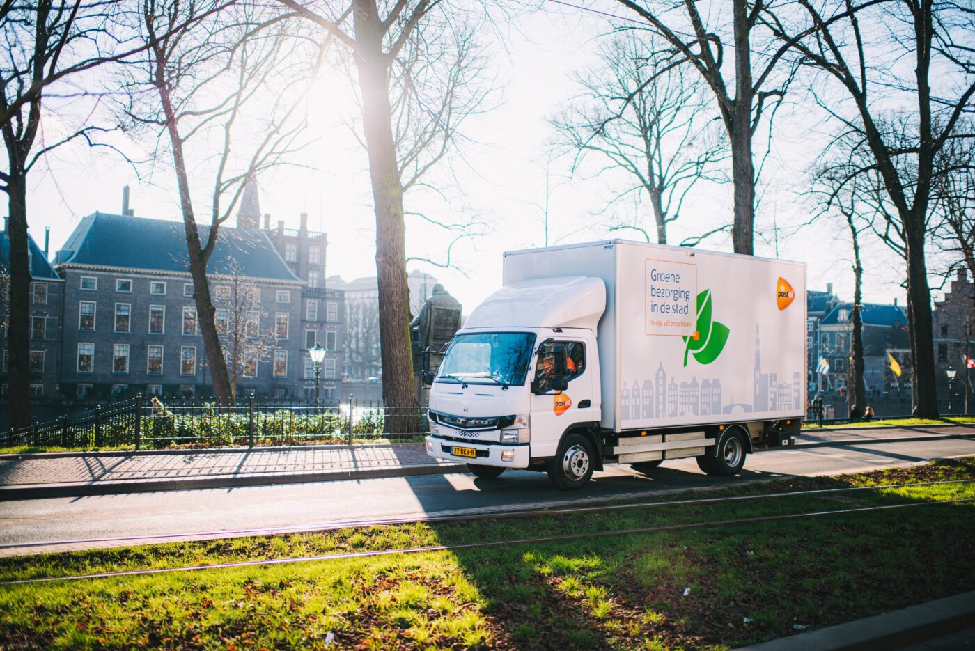 Med sin fuldt elektriske FUSO eCanter realiserer PostNL den ideelle udgave af distributionstransport i byerne - lokalt emissionsfri og støjsvagt.