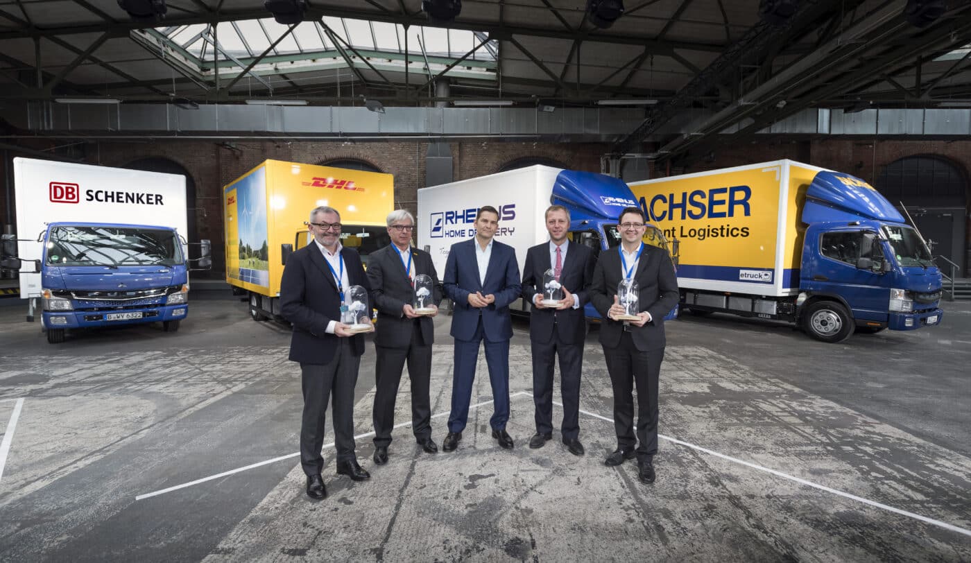 De første rent elektrisk drevne FUSO eCanters fra serieproduktion, som kører rundt på Europas veje, er nu i brug for logistikgiganterne DHL, DB Schenker, Rhenus og Dachser.