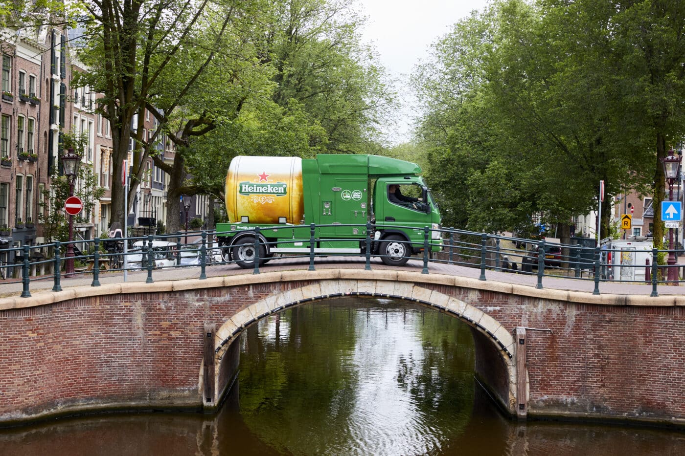 En fuldt elektrisk FUSO eCanter med en særlig tankvogn leverer Heineken-øl i Amsterdam uden emissioner og med lavt støjniveau.
